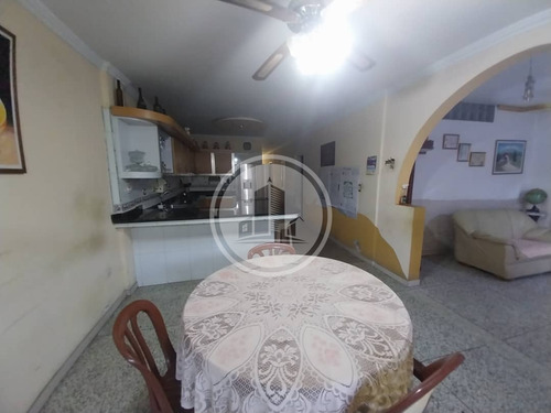 En Venta Hermosa Y Amplia Casa Ubicada En Barrio Lourdes Maracay 03js