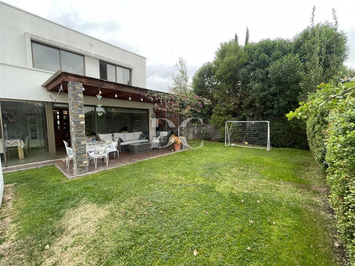 Casa En Venta De 3dorm Piscina Chamisero Chicureo Colina