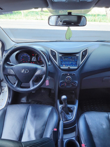Imagem 8 de 10 de Hyundai Hb20s Comfort Plus 1.0 Branco 2015