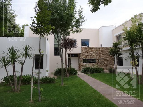 Casa Venta Barrio Privado Los Olivos, Centenario, 5 Dormitorios, Jardín, Pileta Y Parrilla