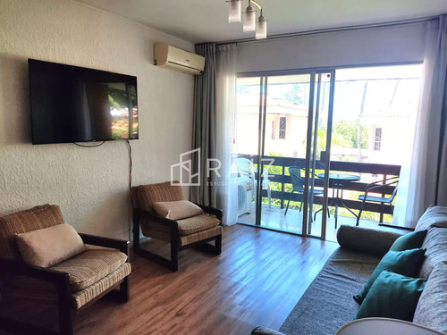 Encantador Apartamento En Arcobaleno, 2 Dormitorios Con Acciones De Piscina, Cochera Y Baulera. Consultenos!