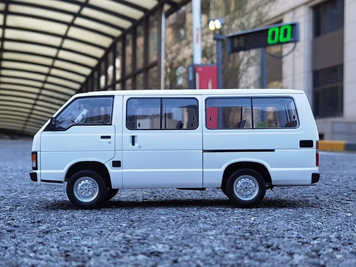 Kyosho 1/18 Toyota Hiace - A Pedido_exkarg