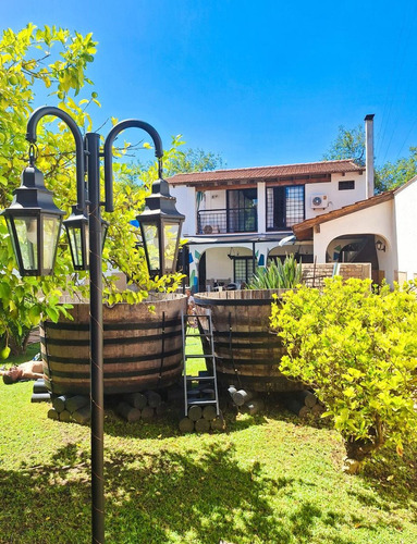 Destacada Vivienda, 5 Dormitorios En Ciudad De Mza