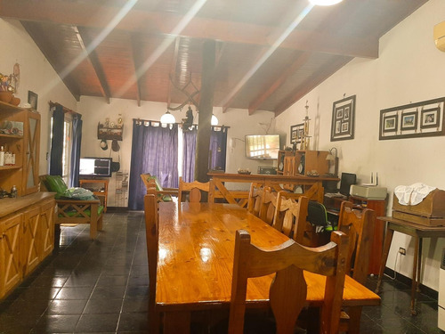 Imagen 9 de 29 de Amplia Casa Con Locales Funcionando Al Frente,depto Y Pileta