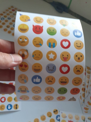 Imagem 2 de 5 de Adesivo Emoji Emoticon Whatsapp - 5 Cartelas C/40 Adesivos