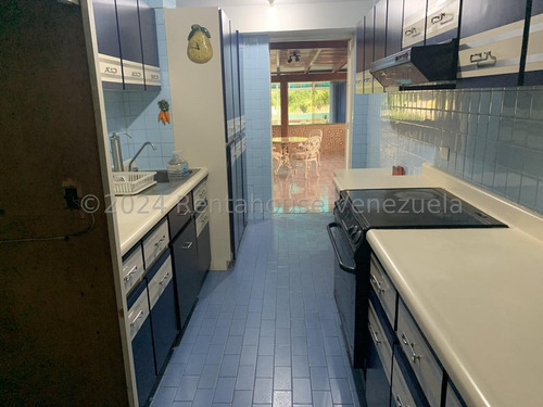 Interesante Apartamento De Un Área Total De 248,28, Distribuidos En Tres Ambientes, Áreas Sociales Y Habitaciones De 101,83 Y 146,45 De Terraza Y Jardín. Esta En Chacao