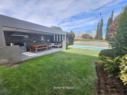 Tejada 5dormt+2estar+5baños+piscina+moderna.