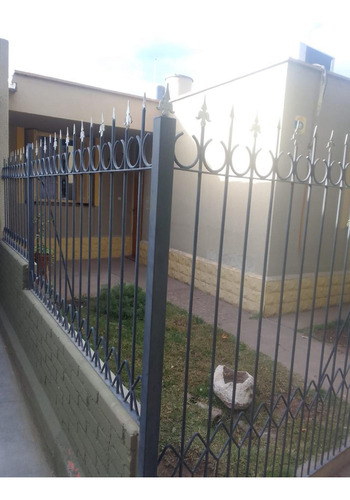 Casa En Venta - 3 Dormitorios 1 Baño - Cocheras - 250mts2 - Tunuyán, Mendoza