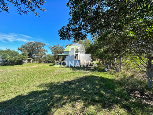 Casa En Venta, Piriápolis - Punta Negra. 400 Metros De La Playa. Gran Terreno De 795m²
