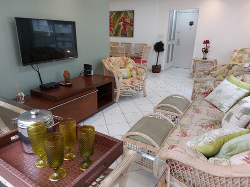 Confortável, Iluminado E Excelente Apartamento Na Praia De Pitangueiras, No Guarujá, 50 Metros Do Mar.