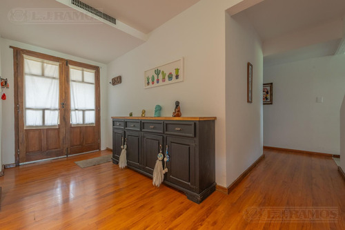 Casa Con 5 Dormitorios - Apto Crédito - En Venta En Santa Bárbara