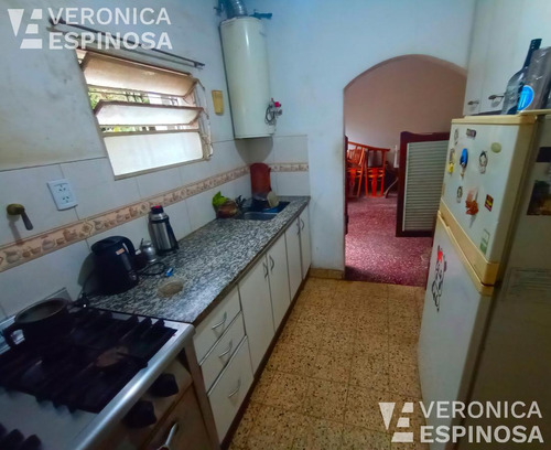 Casa De Tres Ambientes En Venta,moron. Lote Propio De 10,20 X 33x30-