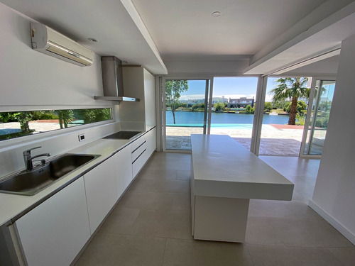 Imagen 10 de 26 de Venta Casa Al Lago En Los Alisos, Nordelta, Tigre, G.b.a. Zona Norte
