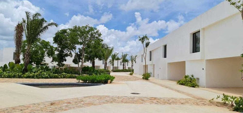 Casa En Privada Residencial En Cholul, Mérida