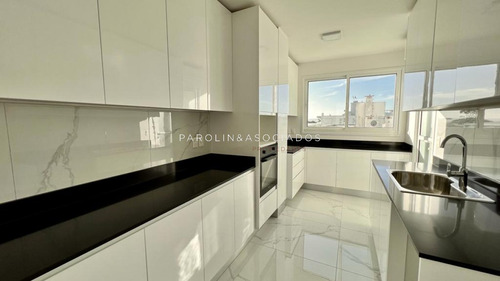 Apartamento De 4 Dormitorios En Venta En Edificio Paramount, Punta Del Este.