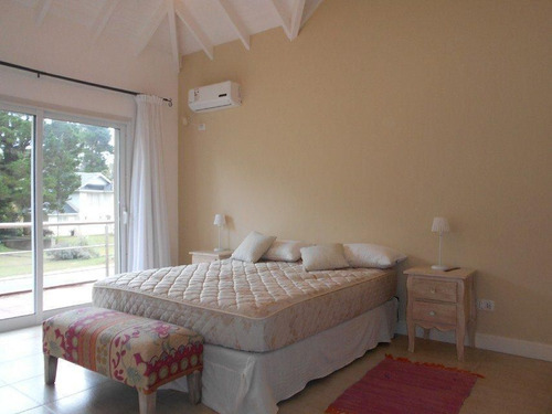 Chalet Moderno, En Dos Plantas, De 4 Dormitorios, Doble Gara