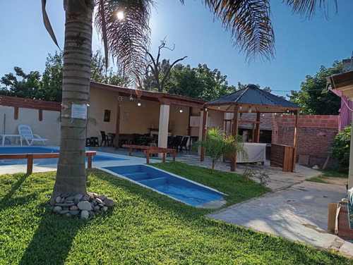 Casa En Venta - 4 Dormitorios 3 Baños - 9 De Abril