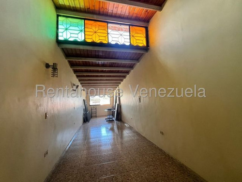 Amplio Y Moderna Casa De 2 Niveles En Venta Cabudare. Urbanizacion Valle Hondo 25-15492 As-f
