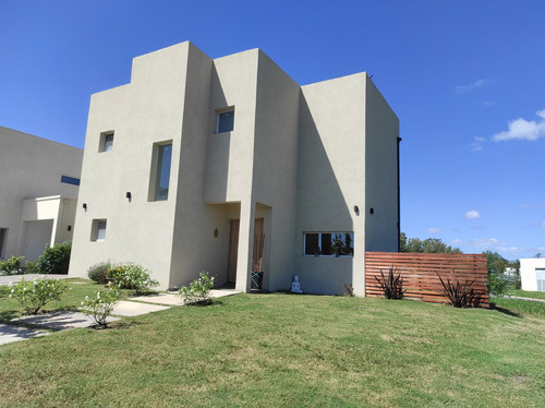 Casa  En Alquiler En Santa Lucia, Pilar Del Este, Pilar