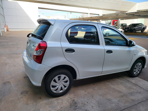Imagen 4 de 12 de Toyota Etios 2022 1.5 Sedan X