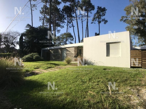 Casa En Venta Playa Brava 3 Dormitorios- Ref: 2568