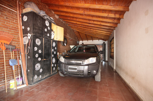Venta Casa 5 Amb. Con Jardín Y Parrilla