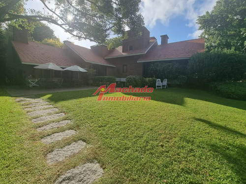 Espectacular Chalet De Gran Tamaño, Zona Del Golf.