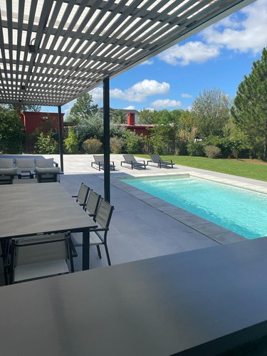 Casa En Venta, 3 Dormitorios, Barrio Privado, Piscina.