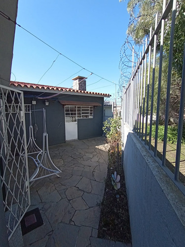 Frente A Av. Garzon. Colón. Chalet 3 Dorm.