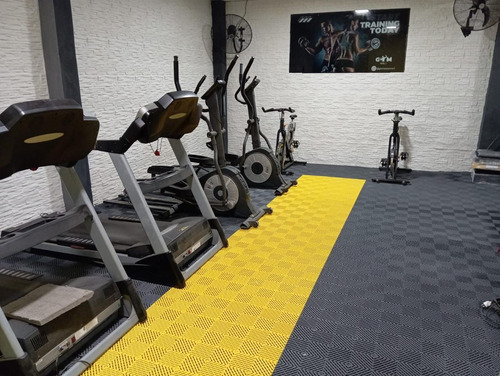 Piso Pvc Encastrable Con Relieves P/gimnasios E Industrias Amarillo, Negro Y Gris Pvc Antideslizante