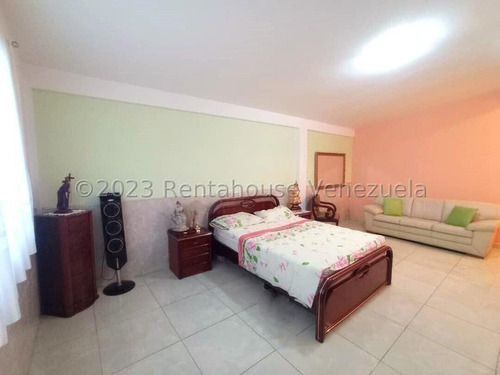 Julio Latouche 24-7529 Casa En Venta Trigal Sur Valencia, Amplia, Cómoda, Totalmente Re-modelada, Tanque Subterráneo