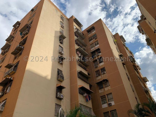 Yilmer Salazar Vende Apartamento En Urbanizacion Los Nisperos En Turmero 24-16099 Yjs