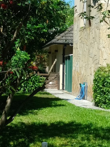 Casa En Venta De 3 Dormitorios C/ Cochera En El Lauquen
