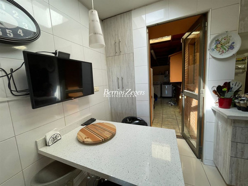 Casa En Venta De 5 Dorm. 4 Baños En Condominio En Las Condes