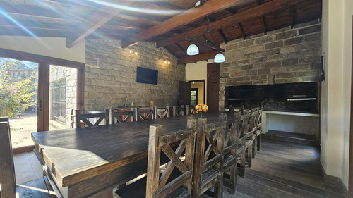 Venta - Chalet Con Cuatro Dormitorios Sobre Lote De 1380 Mts - Los Troncos