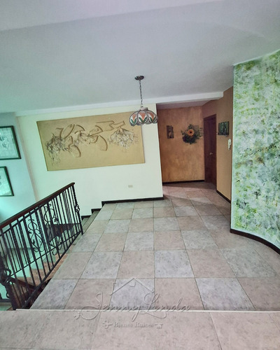 Venta Bella Casa 543 M² En Urb. Andrés Bello, Maracay