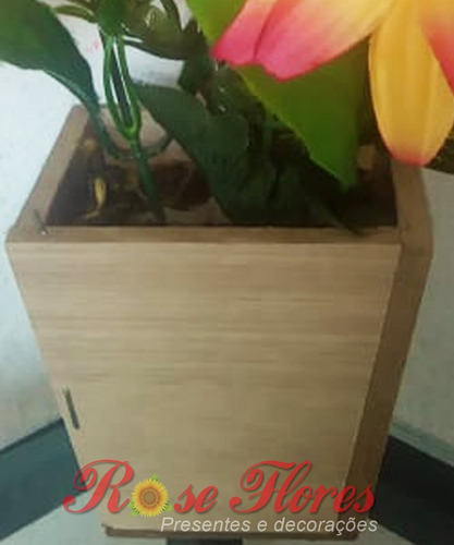 Arranjo Artificial De Flores Com Vaso De Madeira.