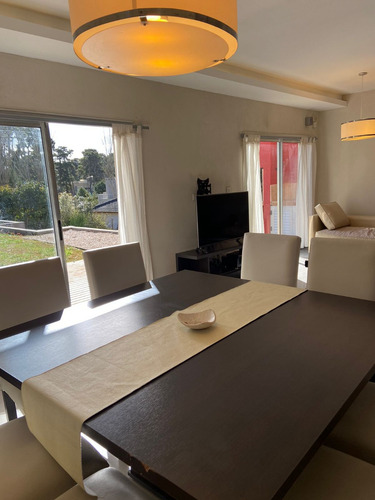 Casa Moderna De 3 Dormitorios + Dependencia. Amplio Garaje. Jardín Con Diferentes Niveles