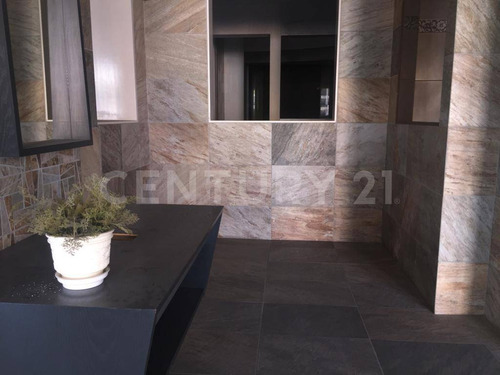 Local Comercial Con Oficinas En Jardines De La Corregidora, Colima