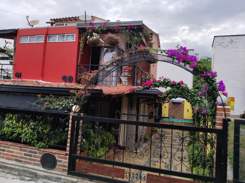 Se Vende Hermosa Casa Residencial En Unidad Cerrada En San Jerónimo