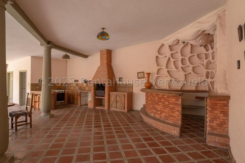 Casa En Venta Con Amplias Áreas Verdes Con Piscina Colinas De Carrizal, Carrizal Altos Mirandinos