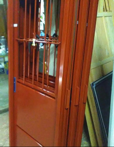 Imagen 3 de 3 de Puerta Chapa Simple Con Postigo