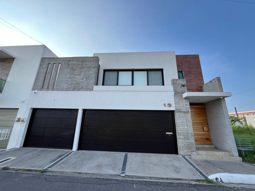 Casa En Venta En Costa De Oro, 4 Recámaras Cada Una Con Baño, Una De Ellas En Planta Baja, Alberca Y Jardín En Boca Del Río, Veracruz