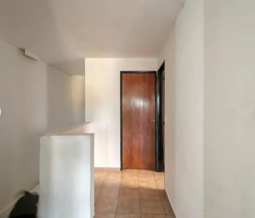 Departamento En Planta Alta De 2 Dormitorios Con Local Pb Y Terreno