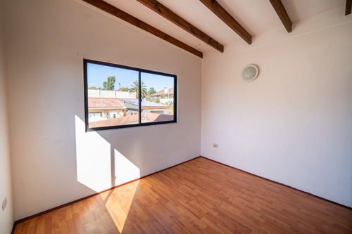 Gran Casa De Dos Pisos En Excelente Sector De Concón
