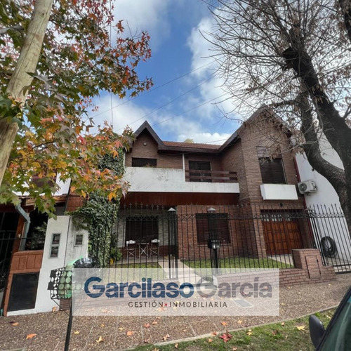 Casa  En Venta En Castelar, Morón, G.b.a. Zona Oeste