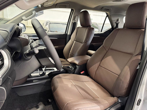 Toyota Hilux SW4 2.7 SR 7 LUGARES 4X2 16V