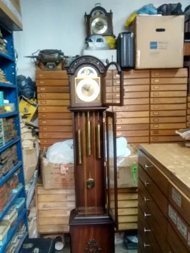 Reloj de pedestal antiguo sale