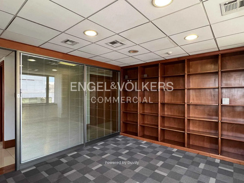 Oficina Habilitada De 374 M² En El Golf