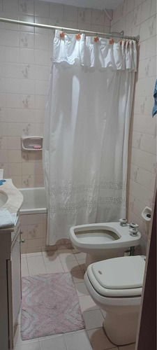 Casa En Venta - 4 Dormitorios 2 Baños - Cochera - 310mts2 - Villa Sarmiento, Morón